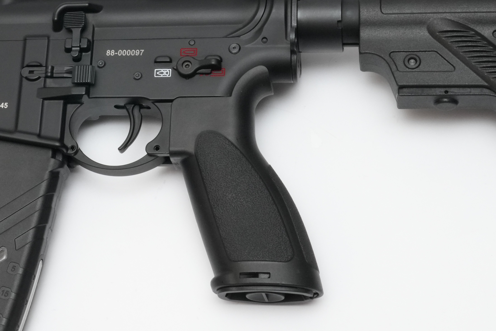 角度のある「HK V2バトルグリップ」を採用