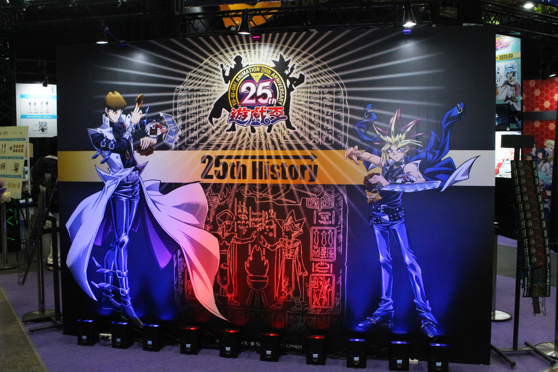 ブースの正面にはアニメ25周年を記念するフォトスポットも設置
