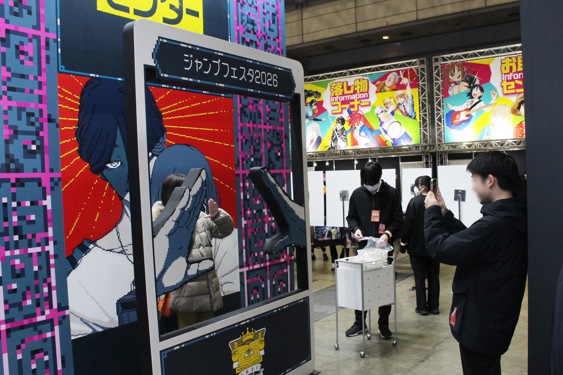 あざみとともに念視ポーズができる「都市伝説解体センター」のフォトスポット。ここでもノベルティがプレゼントされた