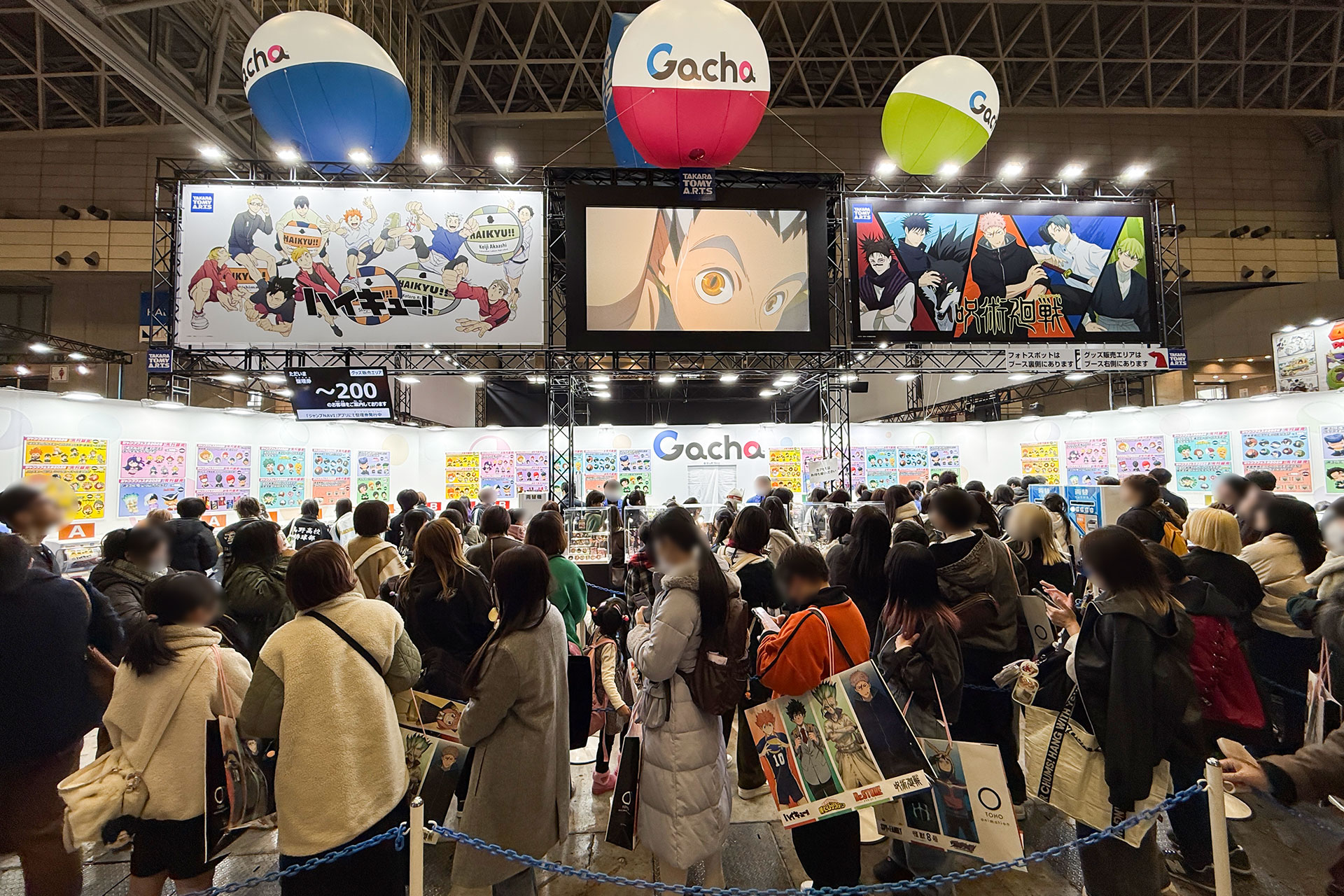 初日の10時頃にはすでに「ガチャエリア」に大きな列ができていた