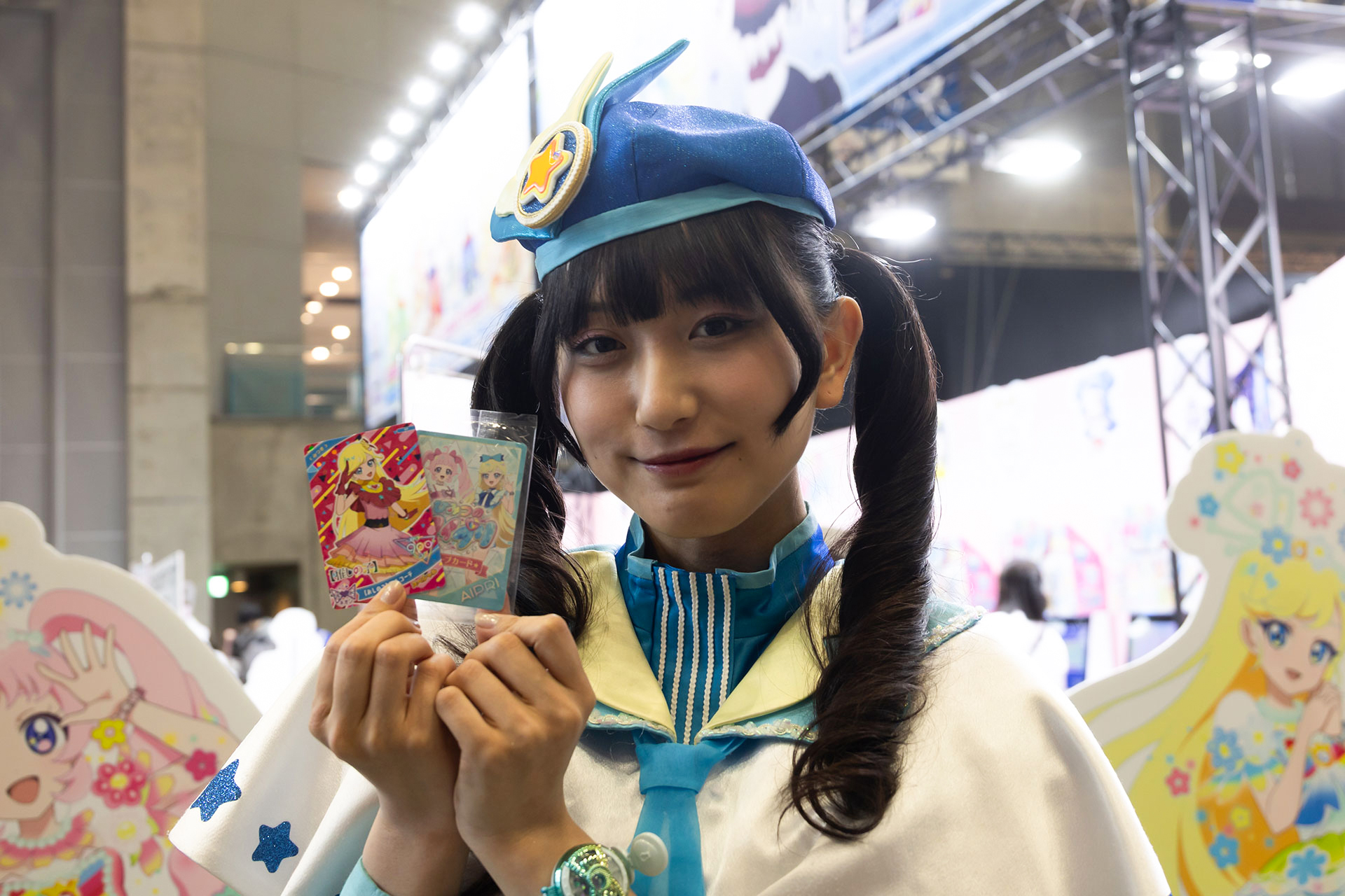 ひみつのアイプリ部が持っているピンク色のカードが、ゲームを遊んでもらえる「【推しの子】コラボアイプリカード」だ