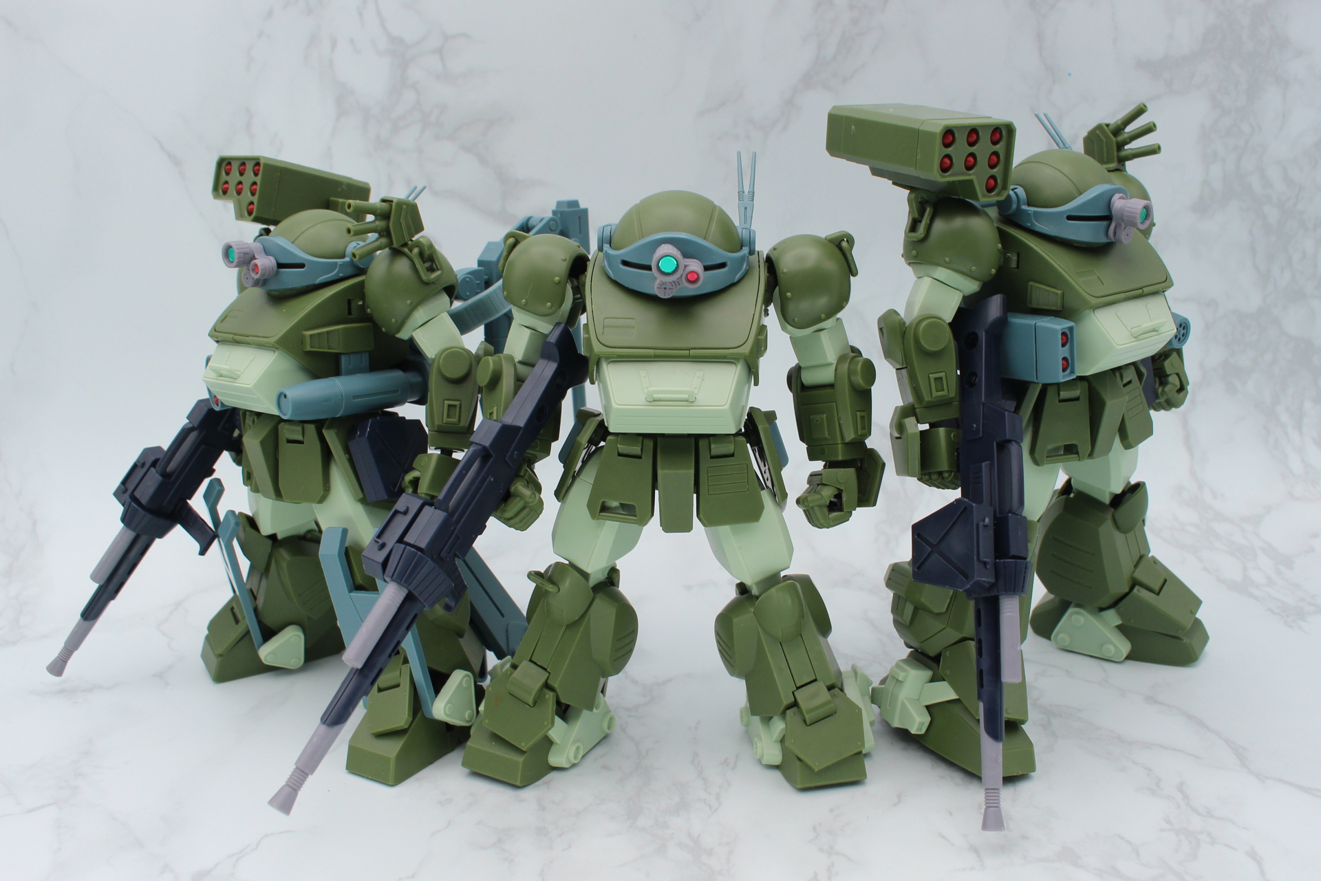 中央の「HG スコープドッグ」をベースに、バリエーション機をラインナップ。左が「HG バーグラリードッグ」、右が「HG スコープドッグ ターボカスタム」