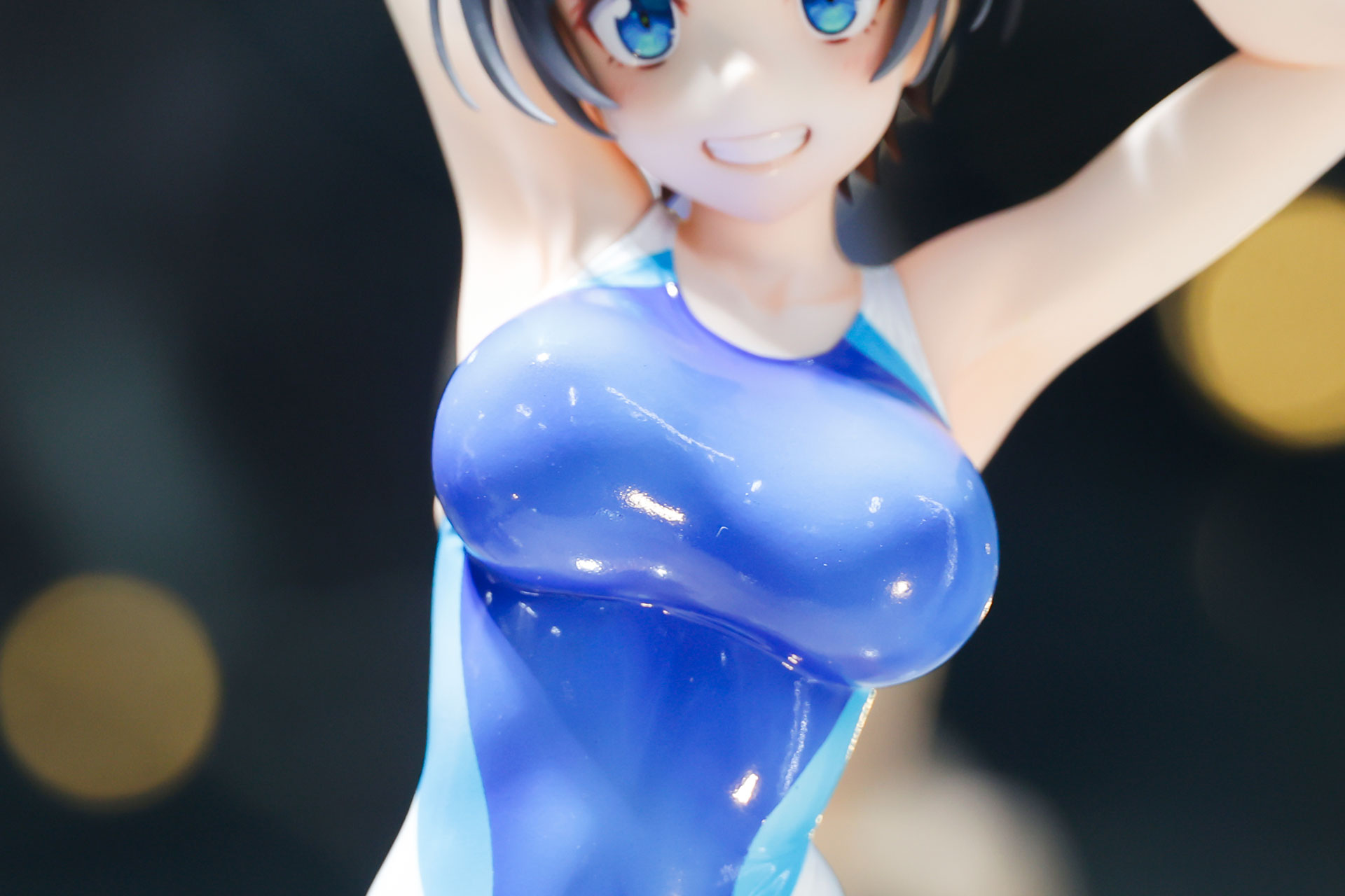 水着のバスト周りはややテカって見える
