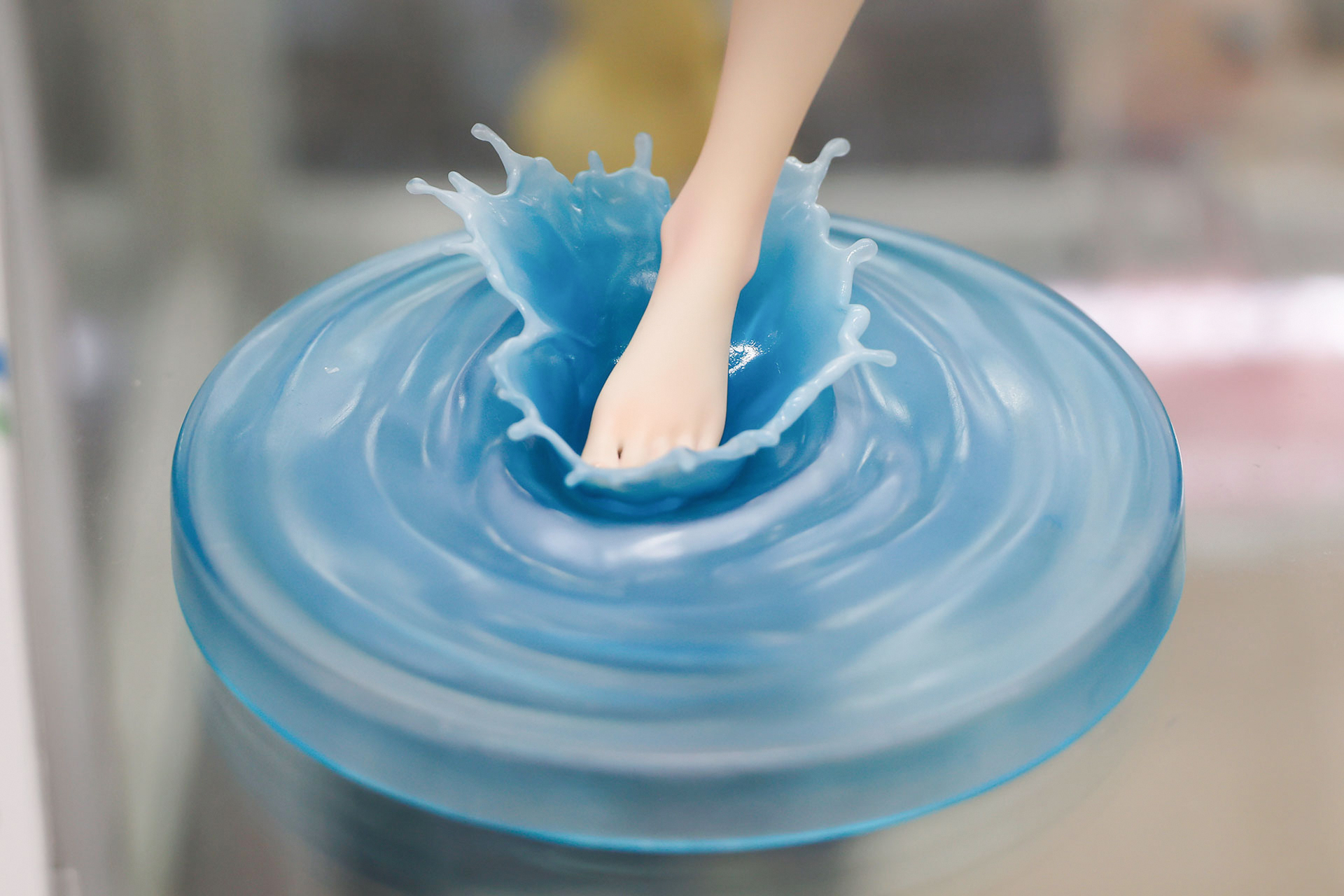 台座は水が跳ねたような表現になっている