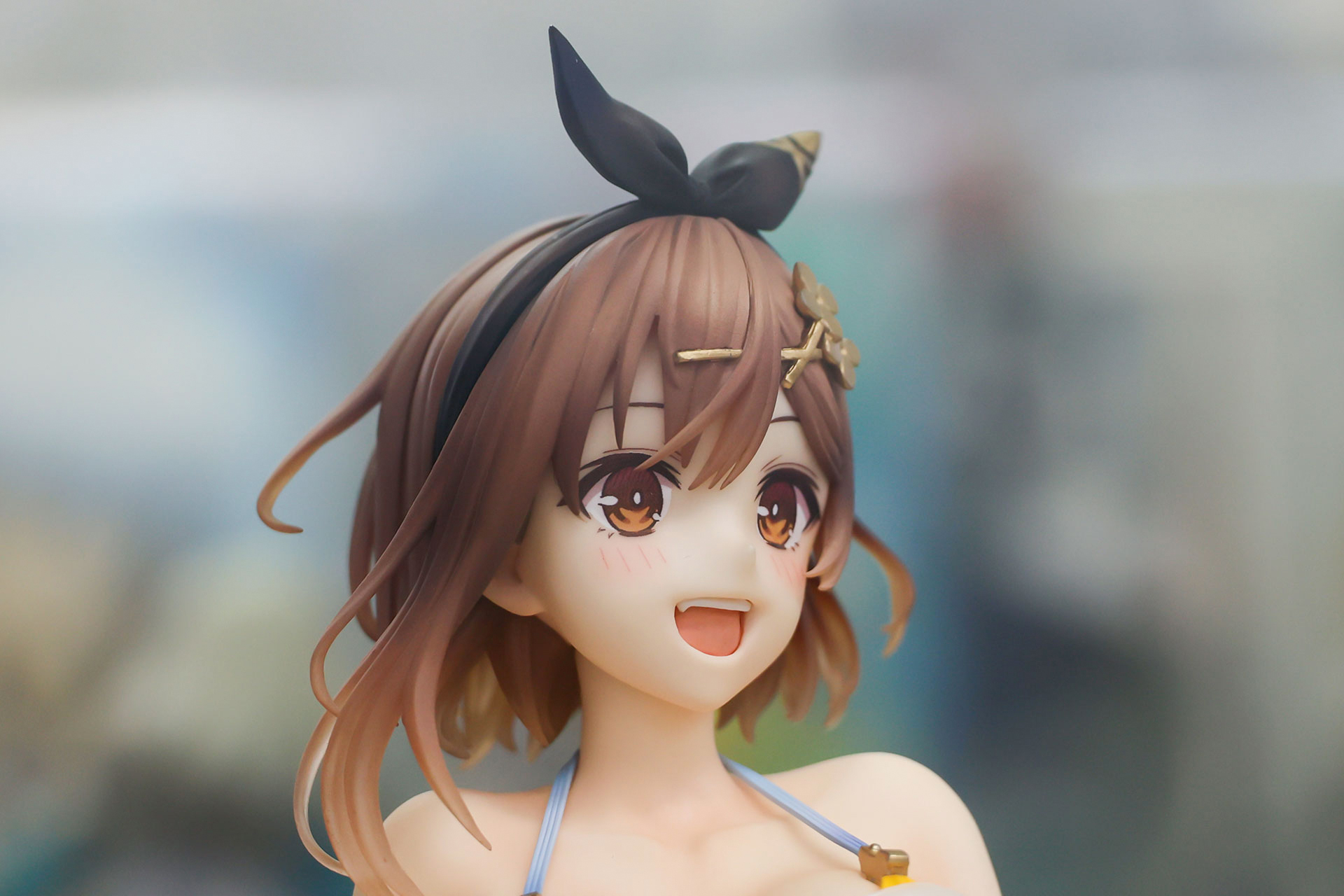 髪にはクリアパーツが採用されている