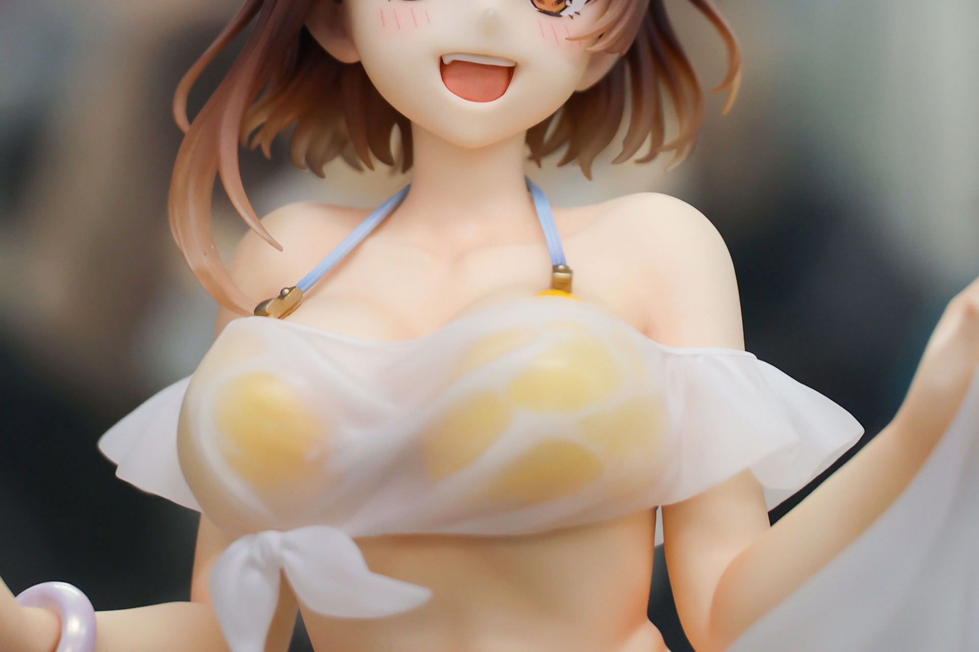 胸元が布で覆われているのは少し残念！？