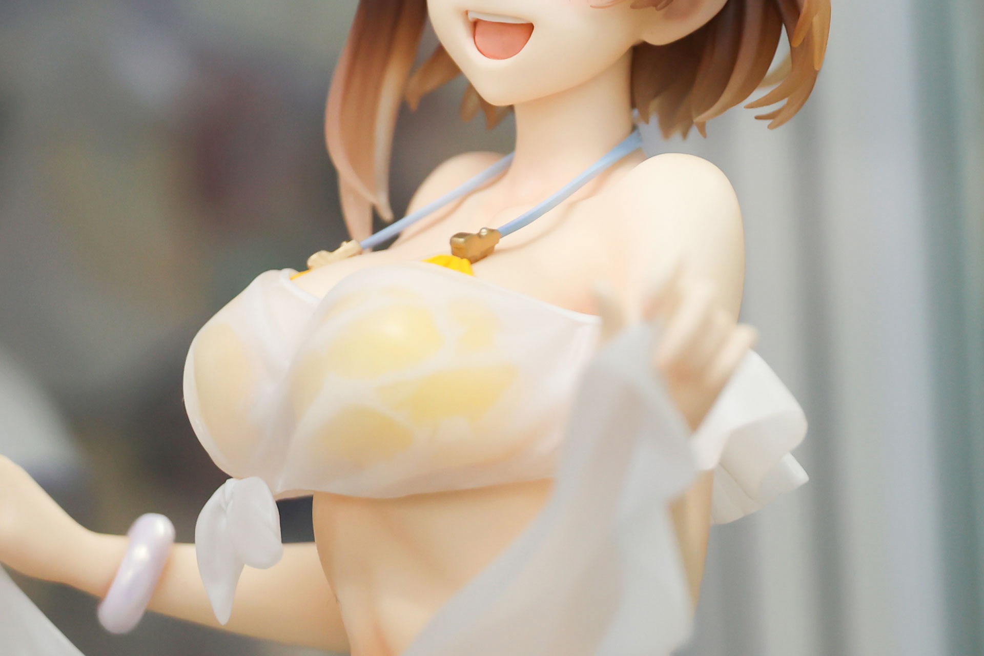 ビキニの肩紐にも装飾が付けられている