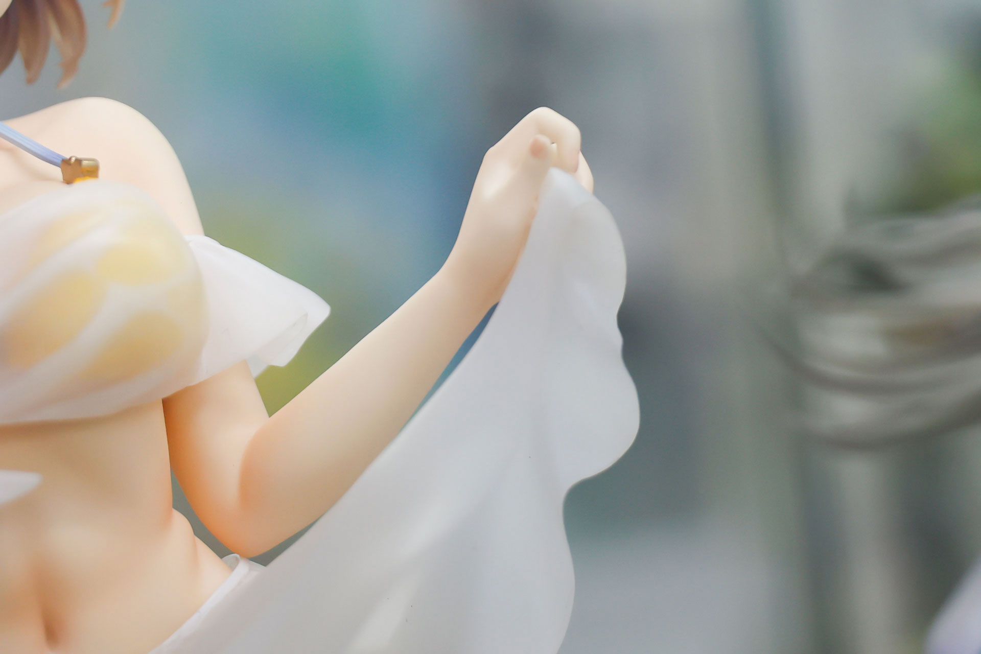 手はパレオを持ち上げている