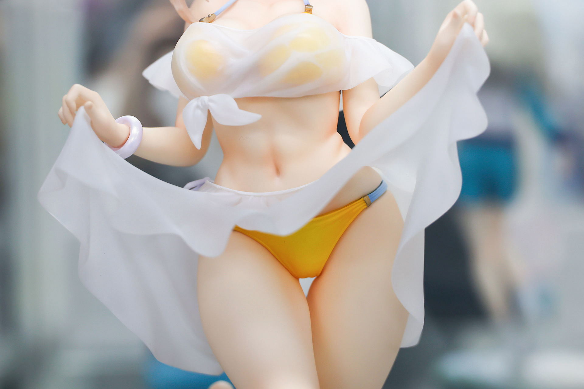 パレオ部分もクリアパーツが使われており、透明感のある素材を表現している