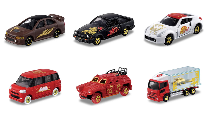 上段左から三菱 ランサーエボリューションⅣ（午）、トヨタ AE86 スプリンタートレノ（麒麟）、日産 フェアレディZ（白狐）<br />下段左からダイハツ ムーヴ キャンバス（シマエナガ）、軽装甲機動車（蟹）、UDトラックス クオン（金のわにトラック）