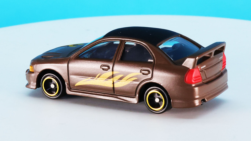 つや消しブラウンのボディーにゴールドのプリントが荘厳なイメージ！