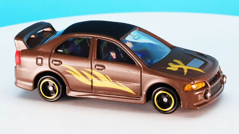 ドアには馬のたてがみや羽にも見えるデザインが！