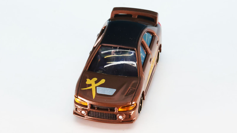 ボンネットには「午」の文字をプリントしています。エアアウトレットも塗分けされています