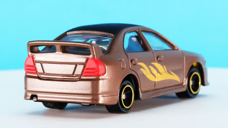 リアウイングの再現、リアの灯火も塗装で表現しています