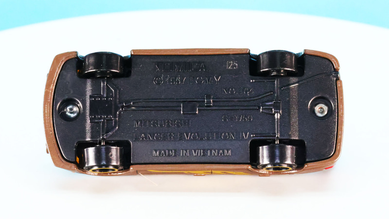 ランサーエボリューションIVの4WDのメカニズムが見えるシャーシ