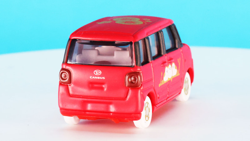 リアコンビランプはモールドも施されており、ペイントされています