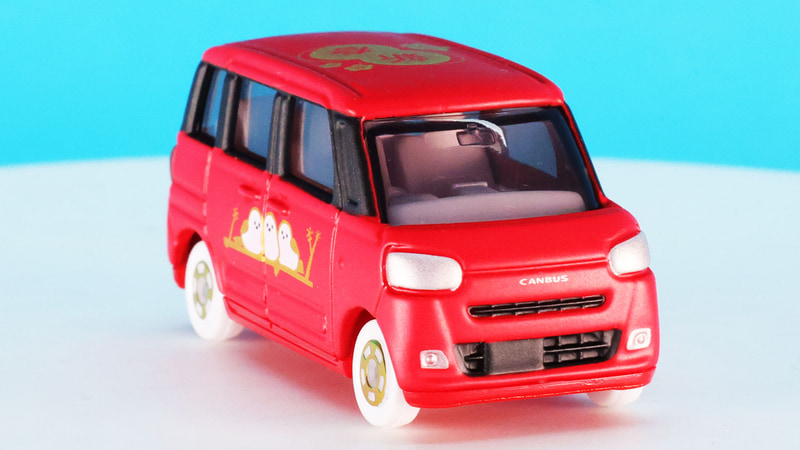 ヘッドライトや灯火類はペイントされており、つや消しレッドのボディーカラーとのコントラストが楽しい