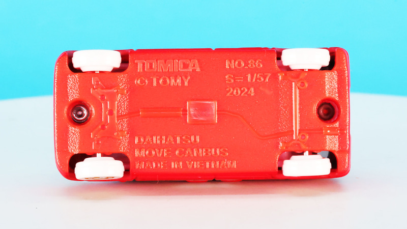 シャーシ側もレッドになっています