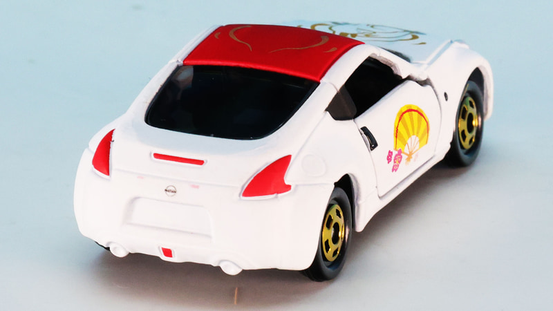 つや消しホワイトの中にレッドの差し色が入り華やかな印象