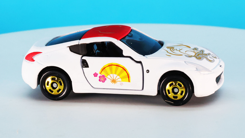 ドアには扇と梅が描かれます。ドアノブもペイントされるなど細かい！