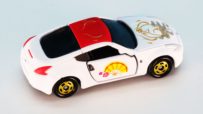 アクションとして左右ドアが開閉します。扇を広げたようでめでたい！