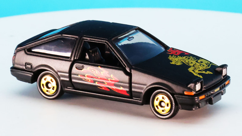 ゴールドのトミカホイールです。リアコンビランプも塗り分けされています