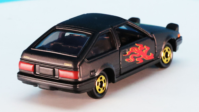 ゴールドのトミカホイールです。リアコンビランプも塗り分けされています