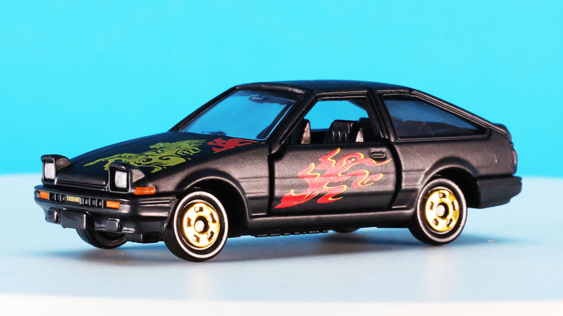 このトレノのヘッドライトは開いた状態になっています