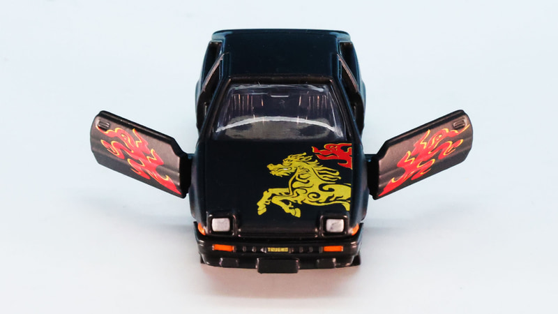 アクションとして左右ドアが開閉し、麒麟が翼を広げているようにも見えます