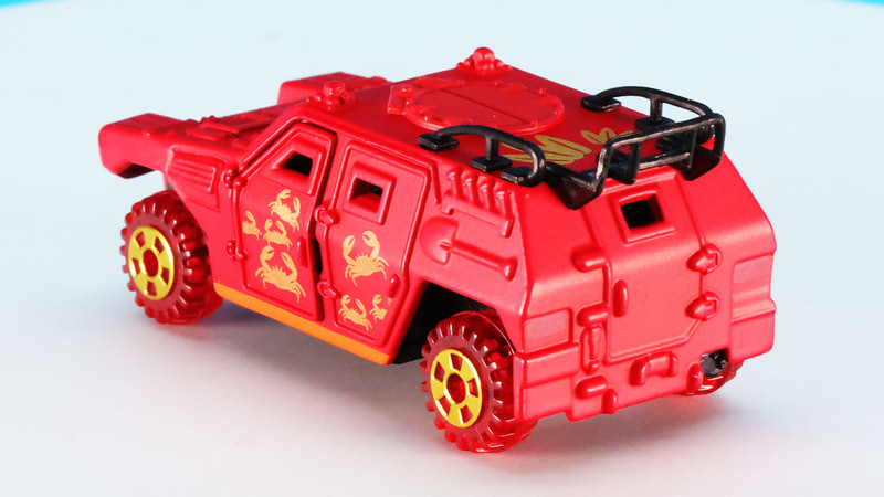 左右ドアに多数の蟹がデザインされています