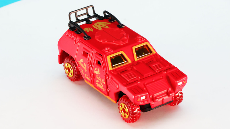 窓枠やシャーシフレームもゴールドで縁どられています