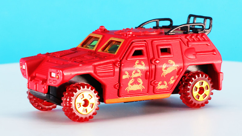 無骨なイメージの車両と各部カラーの対比が面白い効果です