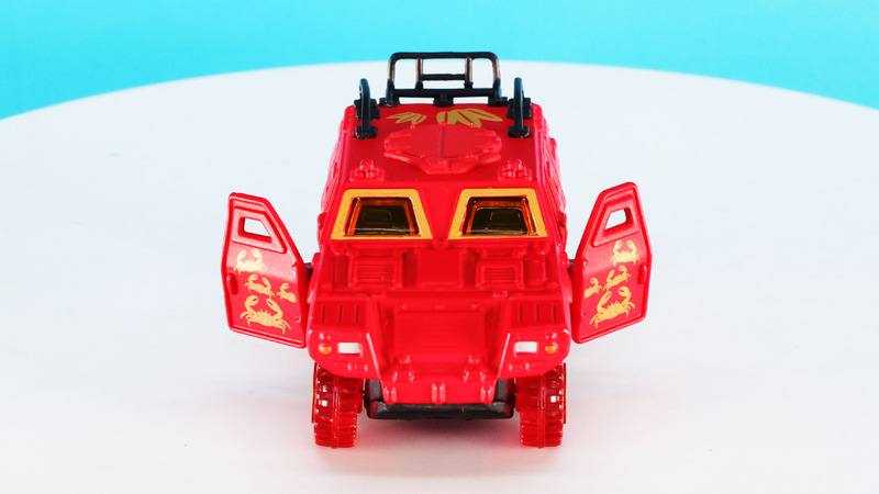 アクションとして左右ドア開閉が可能です。ちいさいサイズのドアで窓枠まであるのはトミカとしても珍しい！