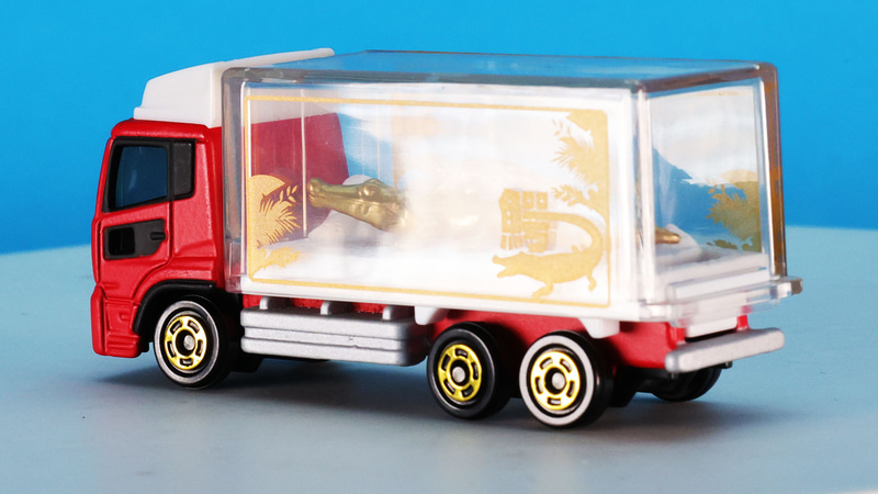 クリアーパーツの荷台、ゴールドメッキのホイールで豪華さがあります