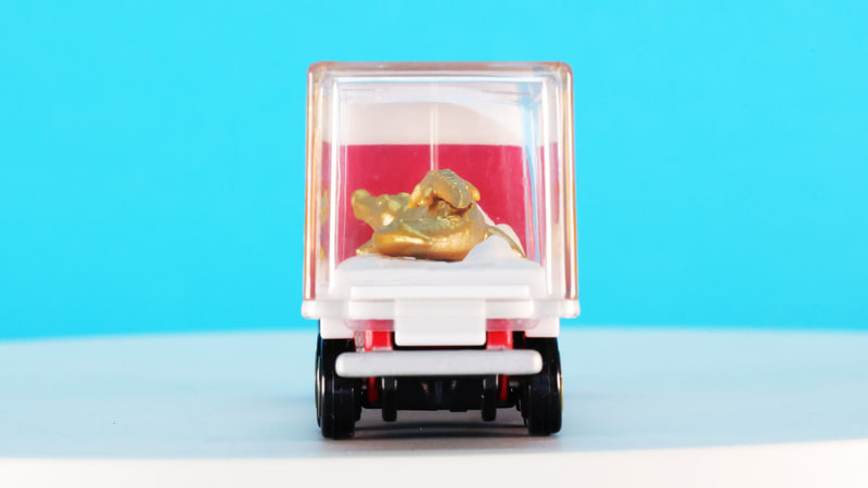 親わにも頭をグイっと曲げていて躍動感のある形状をしています