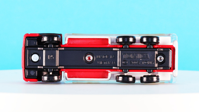 6輪のシャーシがそのカラーリングも相まって楽しい部分です