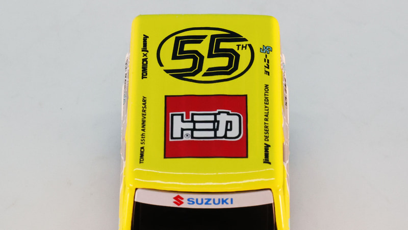 ルーフにはトミカ55周年のロゴを配置しています
