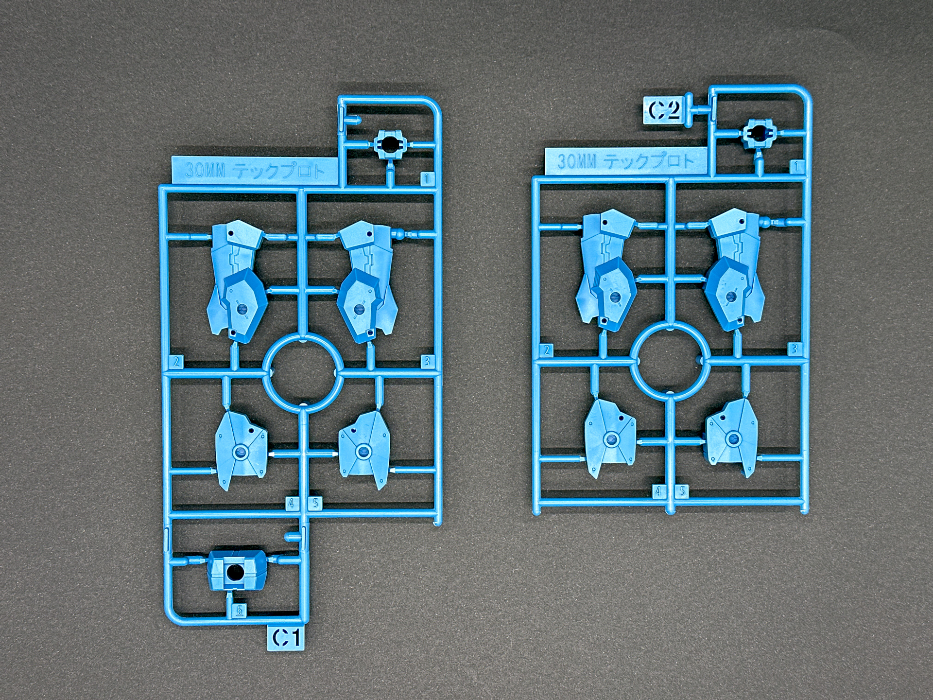 C1、C2ランナーはアクセントカラーとなるライトブルーのランナーです。
