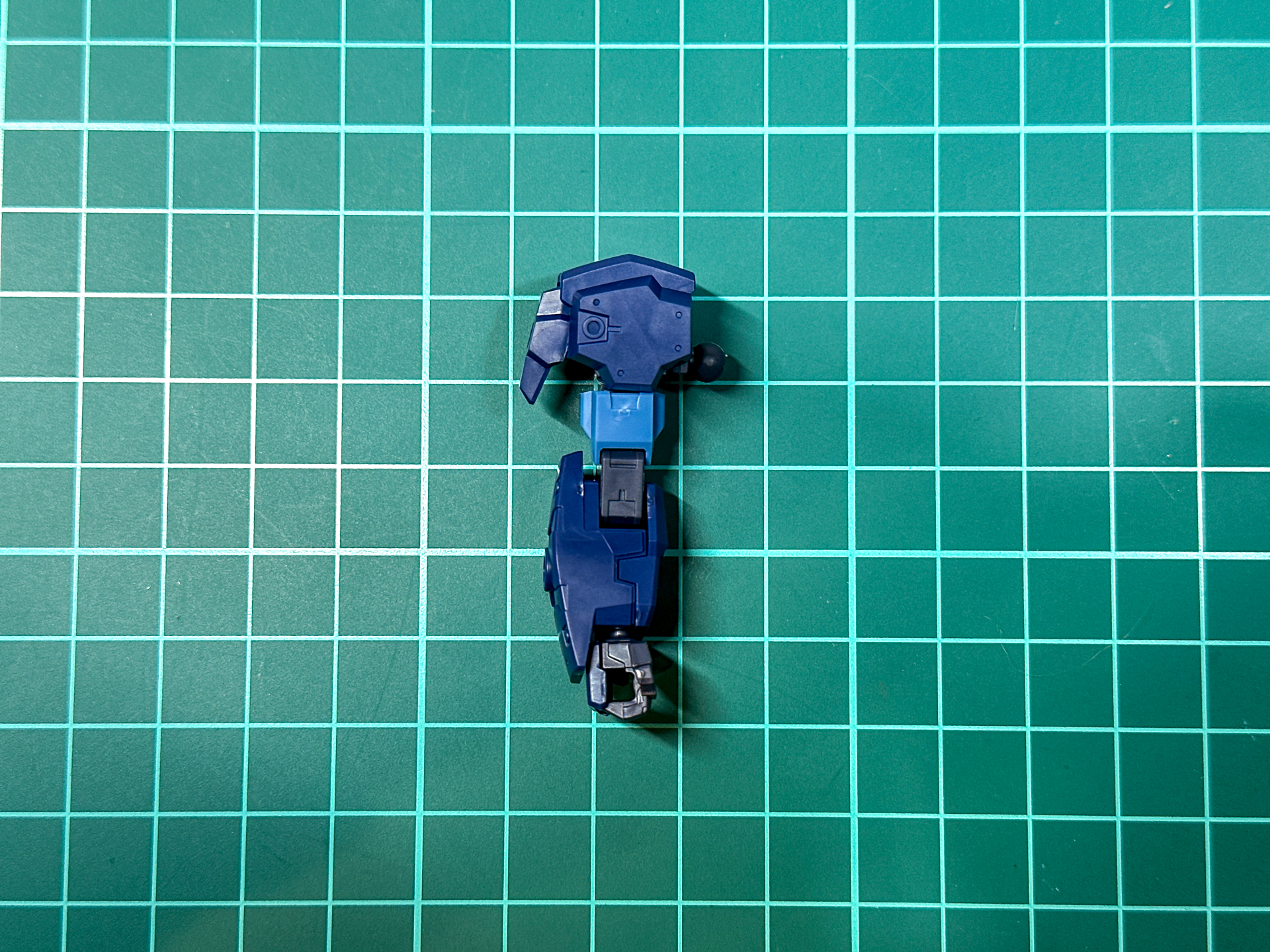 ひじ関節は約90度可動し、ハンドパーツは武器持ち手のみ付属します。