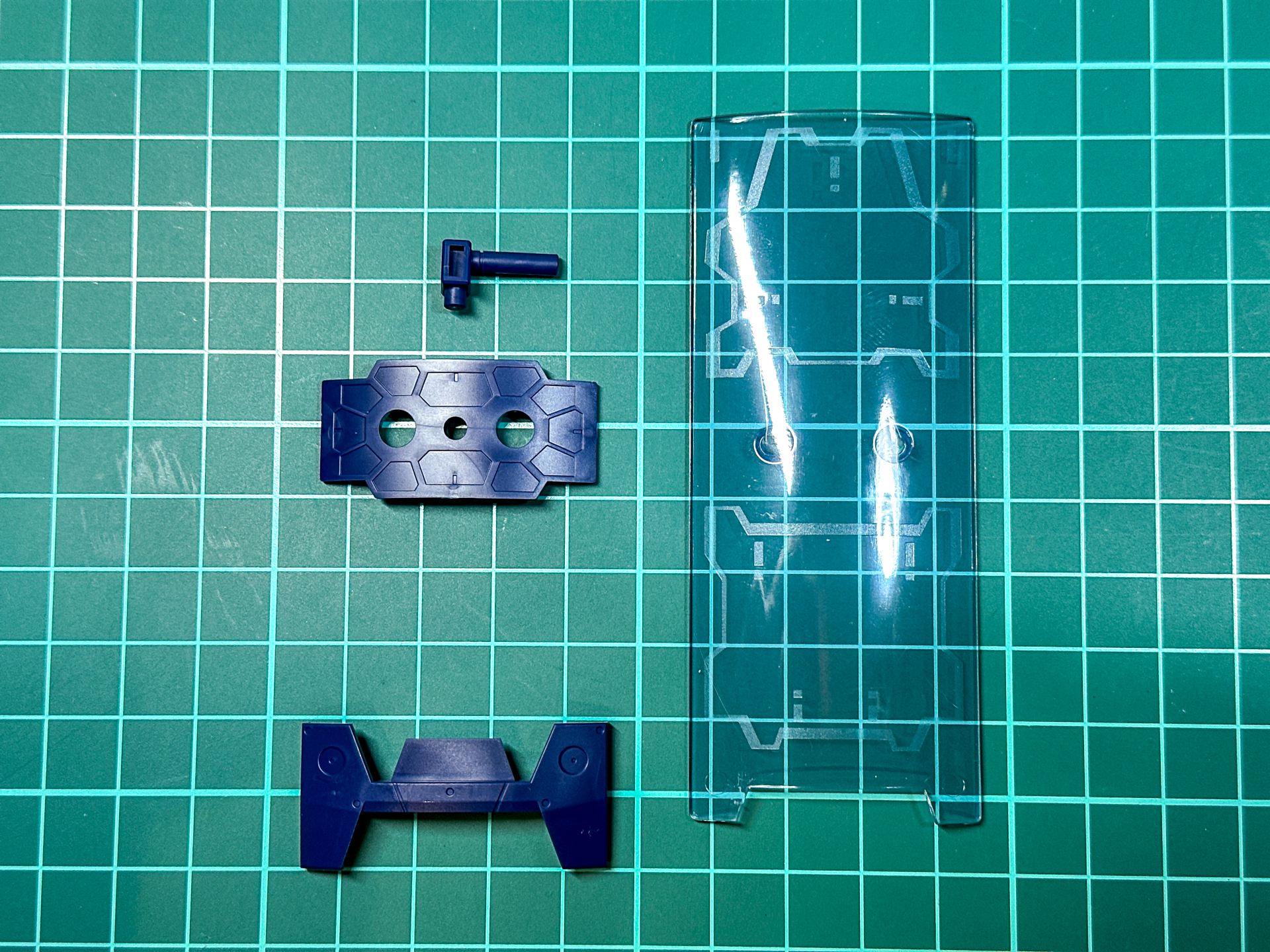 シールドのクリアブルーのパーツは新技術によるモールド表現です。