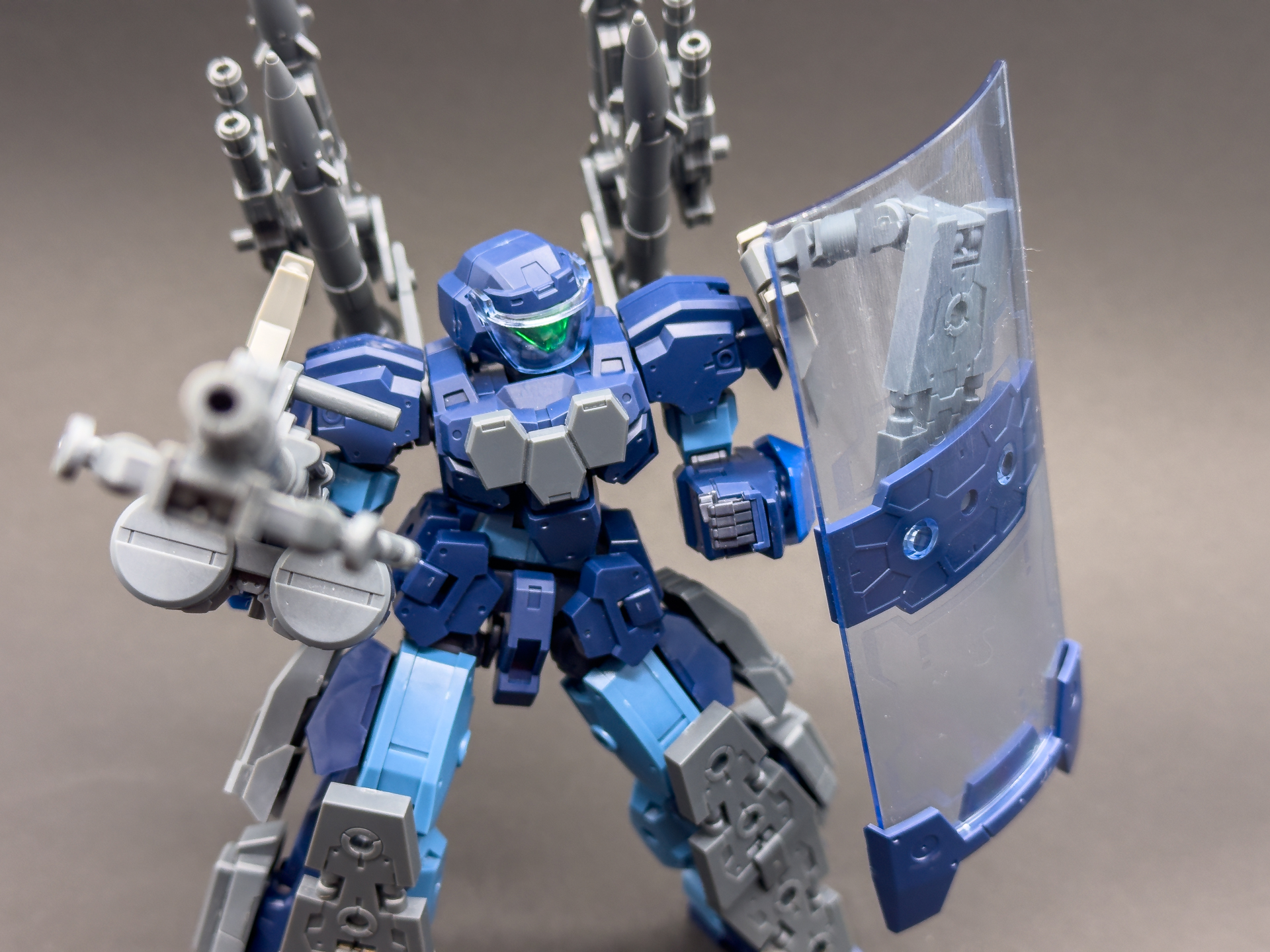 アームパーツを使ってシールドがフレキシブルに可動できるようにしています。