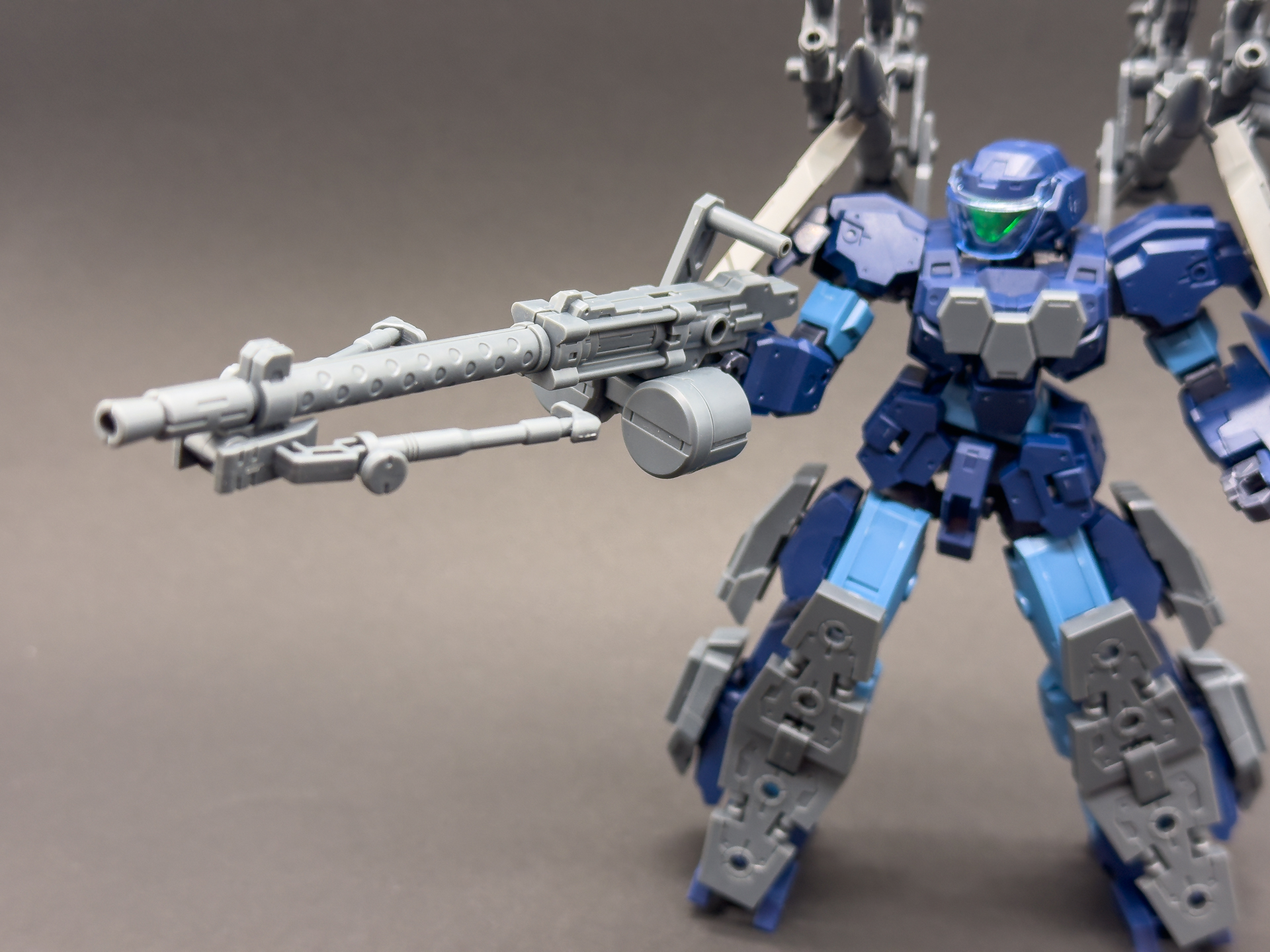 手持ち武装のマシンガンはドラムマガジン風にしてみました。
