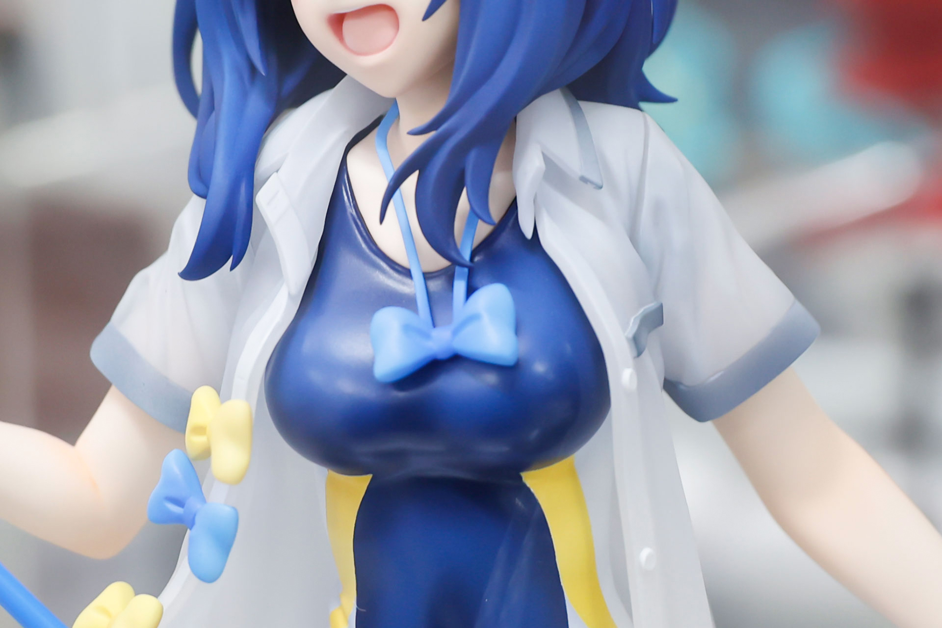 リボンをモチーフにしたアクセサリーが散りばめられている