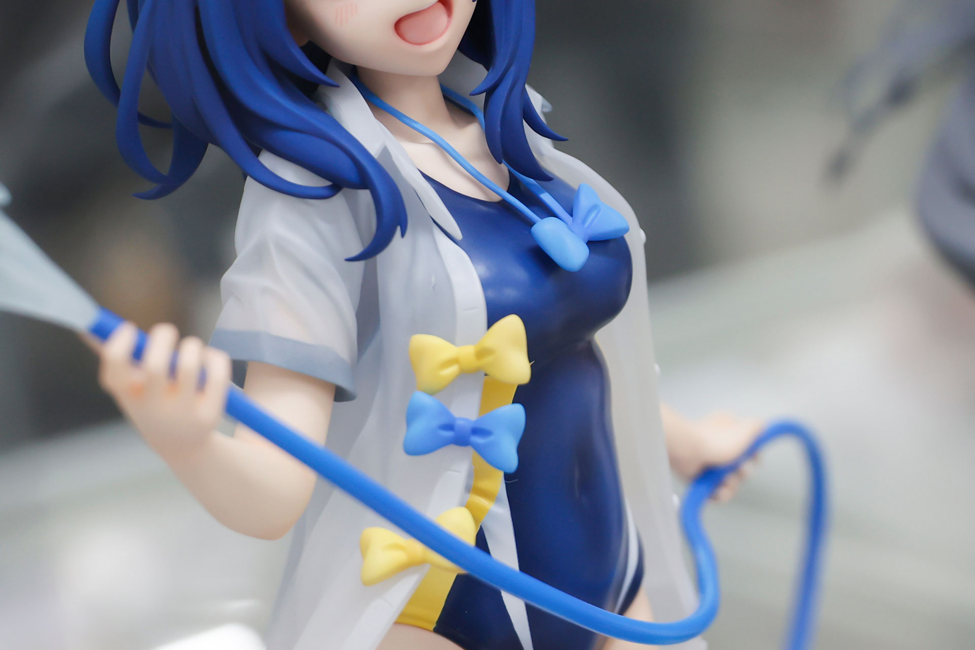 水で濡れたシャツを身につけているという細かい表現も素晴らしい