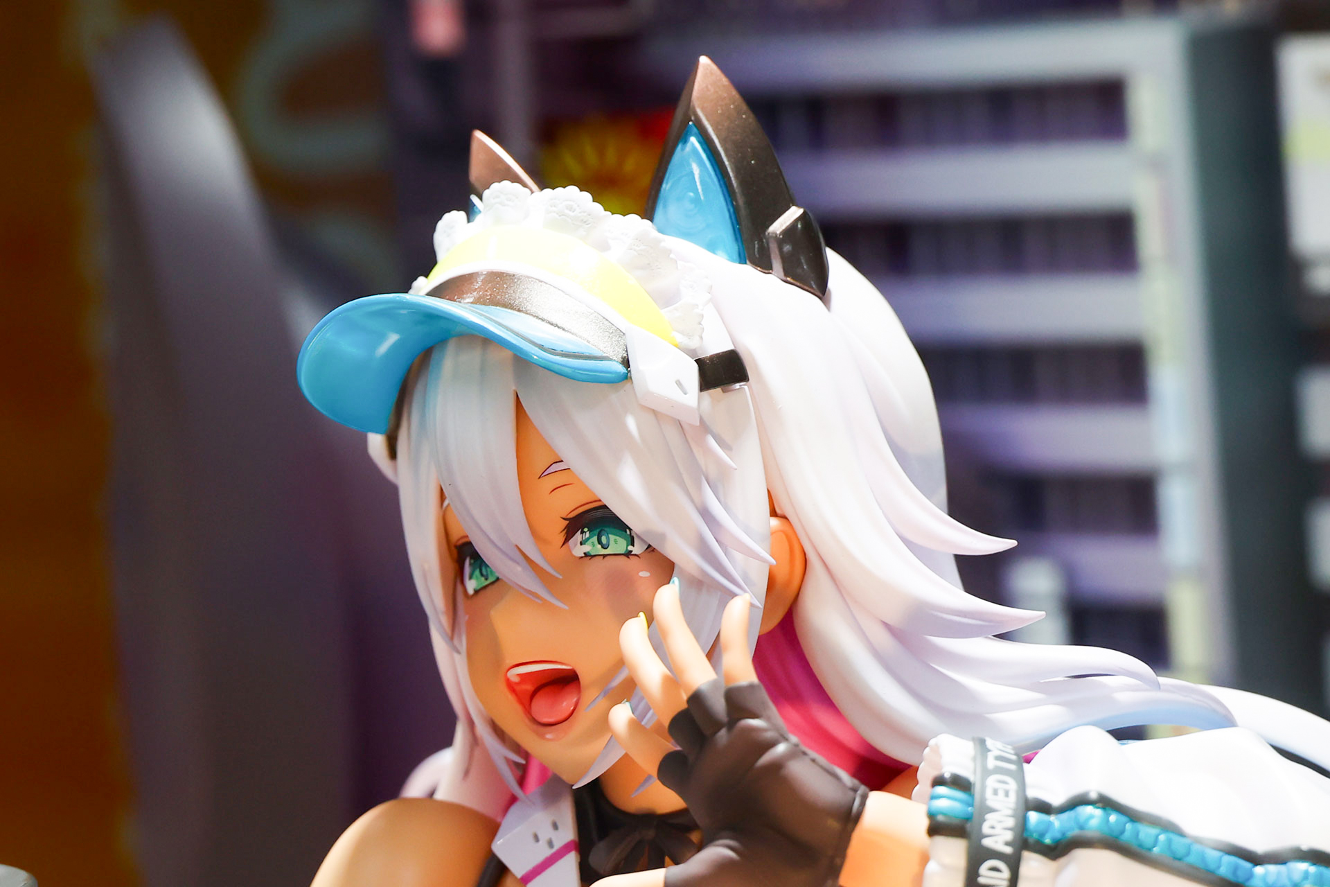 頭にはアクセサリー類が多数つけられている