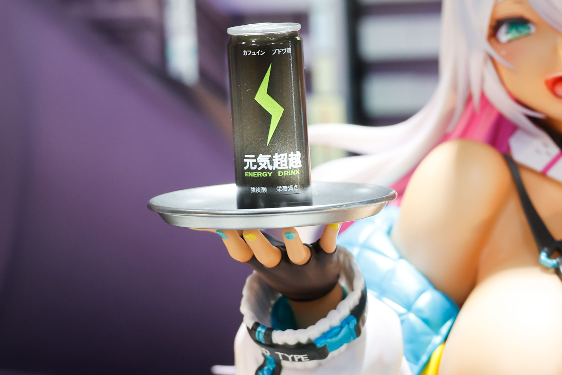 手にはどこかで見たことがあるようなエナジードリンクが