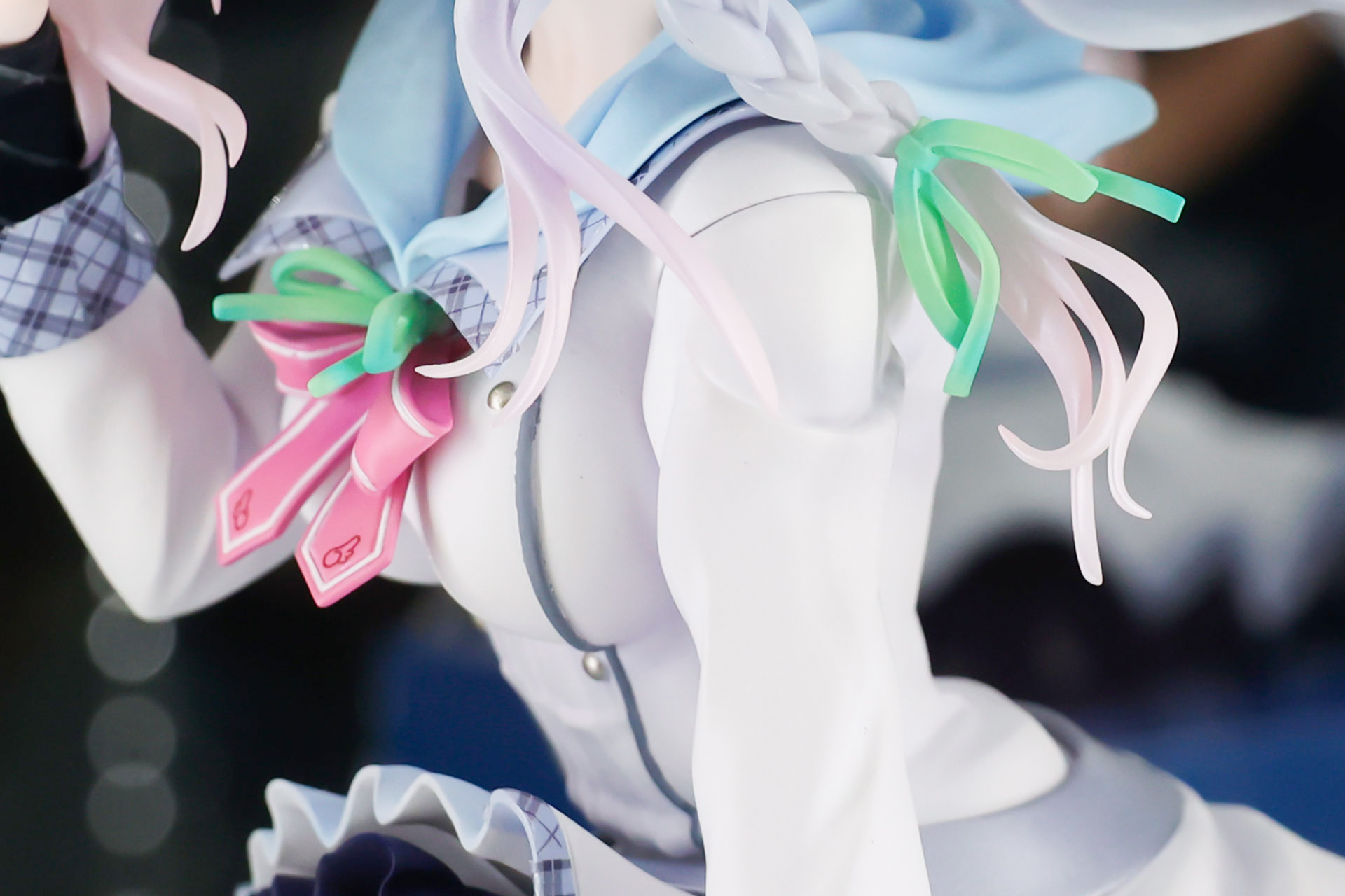 髪にも緑のリボンをつけている