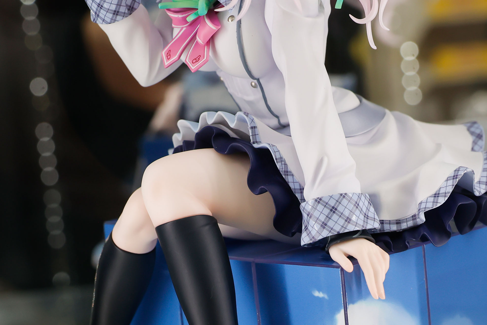 角の辺りに手を置いている