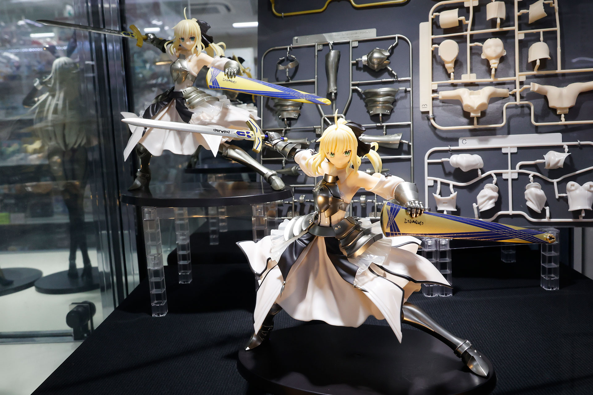 手前が今回のプラモデルで、奥が以前発売されていたフィギュアだ