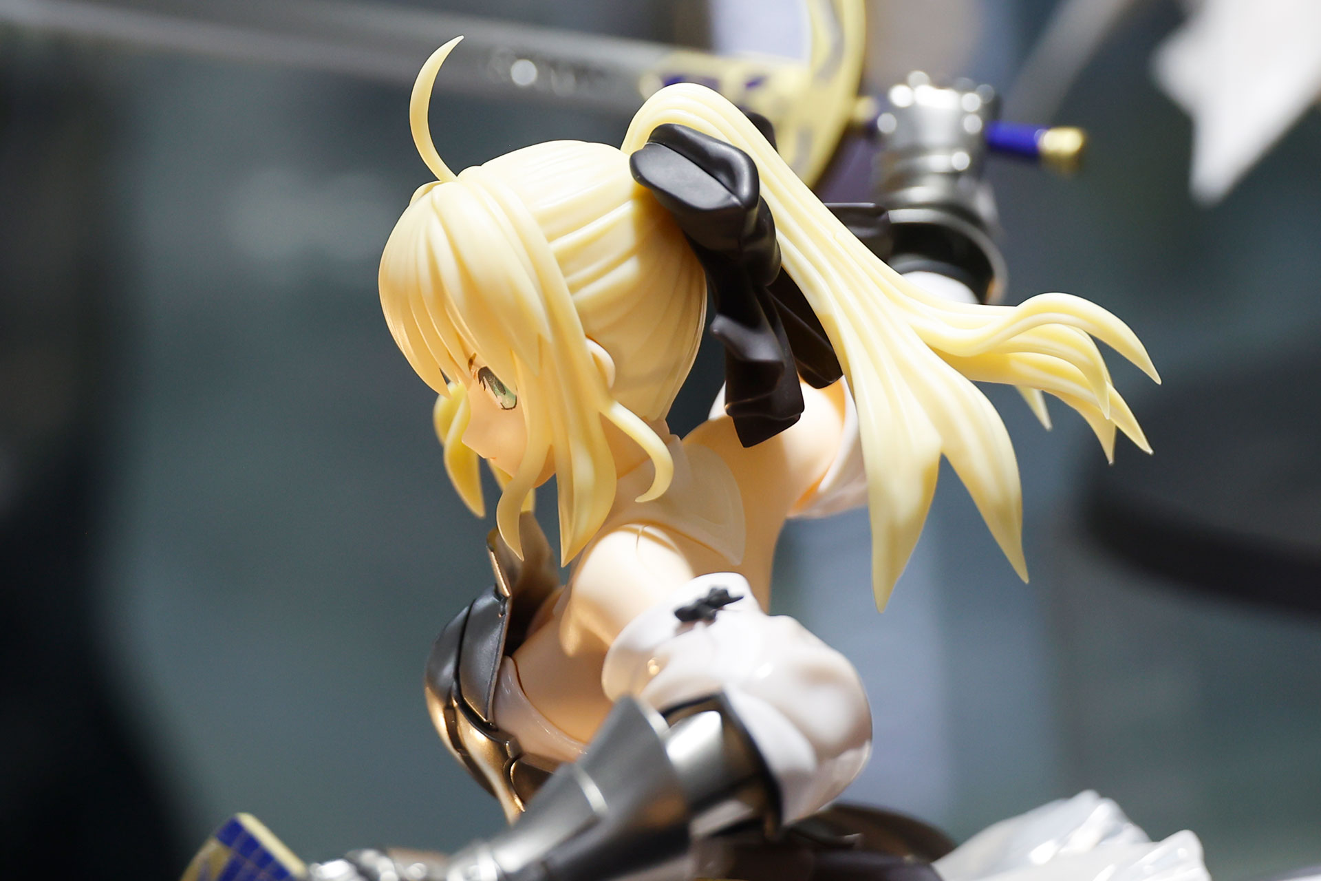 黒いリボンをつけている